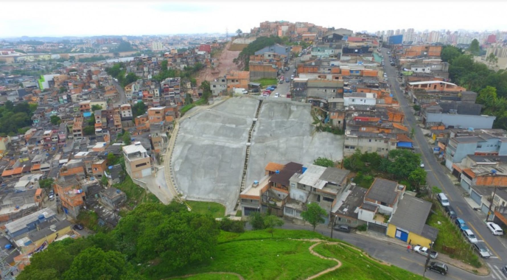 Dentro das ações, a administração municipal tem construído taludes em áreas de risco da cidade