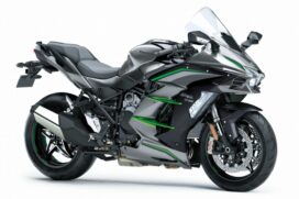 O painel colorido da Ninja H2 SX SE é customizável e de fácil visualização, e traz odômetro, marcador de quilometragem e carga da bateria