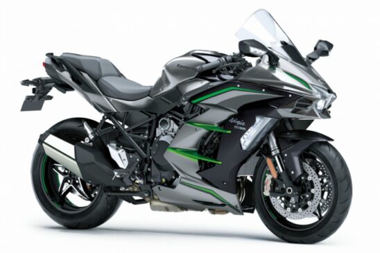 O painel colorido da Ninja H2 SX SE é customizável e de fácil visualização, e traz odômetro, marcador de quilometragem e carga da bateria