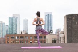 Como o yoga trabalha muito a mente, os efeitos vão além do estar focado