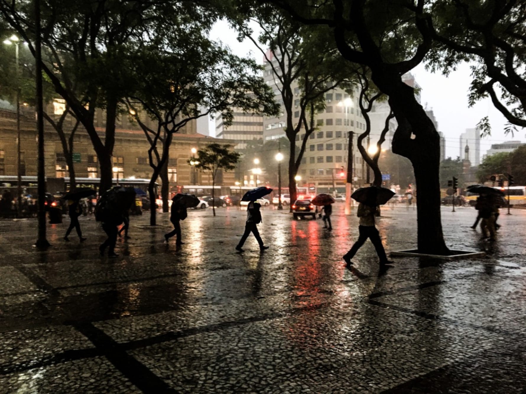 Segundo dados do CGE da Prefeitura de SP, as chuvas vêm sem mantendo abaixo da média desde agosto de 2019