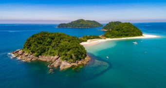 As Ilhas, em São Sebastião. É uma ilha só, com praias praticamente intocadas. Saindo da praia da Barra do Sahy, barcos de pescadores fazem a travessia e você combina o valor e a hora de voltar.