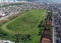 Propriedade possui 183 mil m² de terreno e mais de 14 mil m² de área construída; local tem salão, bar, estábulo e restaurante