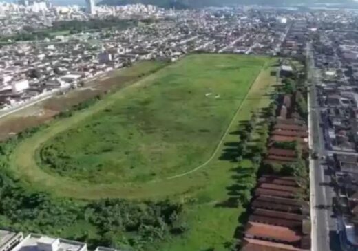 Propriedade possui 183 mil m² de terreno e mais de 14 mil m² de área construída; local tem salão, bar, estábulo e restaurante