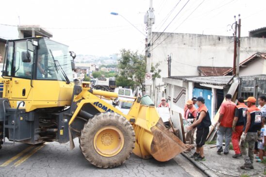 Prefeitura de Taboão realiza nos bairros a ENTITY_apos_ENTITYOperação VerãoENTITY_apos_ENTITY, que envolve limpeza das vias e terrenos