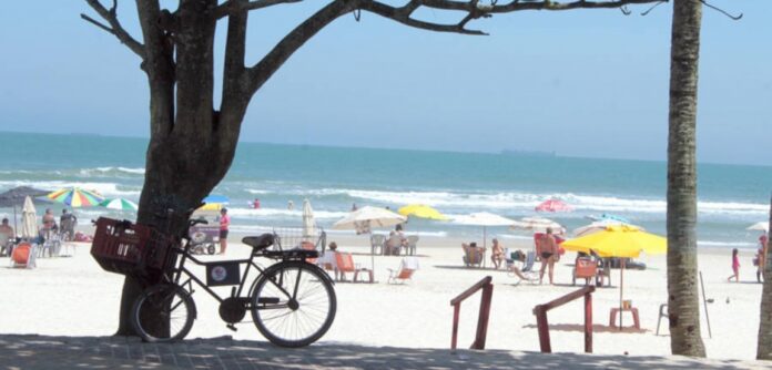 Santos informou que há 231 vagas disponíveis na orla; em Guarujá há bicicletários em duas praias