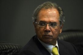 Após sucessivos cortes na projeção de crescimento, o Ministério da Economia elevou a previsão oficial para 0,9% em novembro