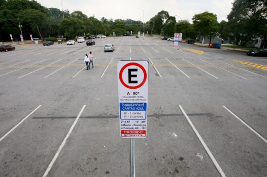 Estacionamento localizado dentro do Parque Ibirapuera, na zona sul da cidade de São Paulo