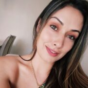 Adriele Francine Dezzotti, de 33 anos, foi morta a tiros no interior de uma loja de pneus