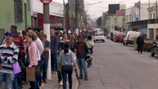 Na madrugada de ontem, jovens enfrentaram uma longa fila em São Bernardo do Campo, para tentar uma vaga de emprego