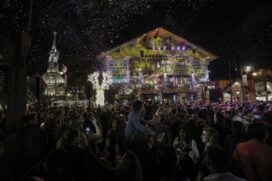 Em frente ao Palácio dos Festivais, a peça mostra Papai Noel lendo uma cartinha da menina Ana, que pede um show de luzes no dia do Natal; é quando o céu se enche de cores e deslumbra os visitantes