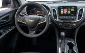 O interior do Equinox Midnight conta com airbag duplo