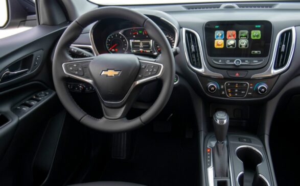 O interior do Equinox Midnight conta com airbag duplo