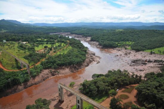 A barragem rompeu-se em janeiro deste ano, provocando a morte de centenas de pessoas