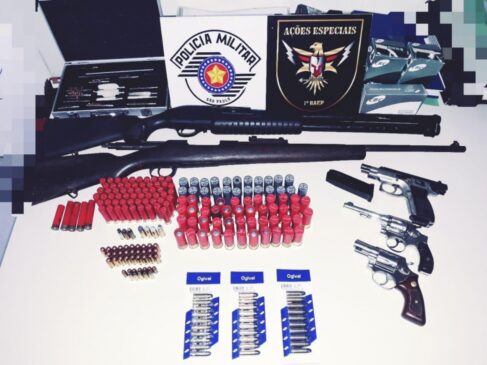 Espingarda calibre 12, pistola calibre 38, revólver calibre 32 e 210 munições de calibres diversos foram apreendidas pela Polícia Militar