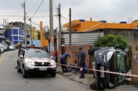 O criminoso que dirigia o veículo perdeu o controle e capotou, fazendo com que o carro invadisse a calçada