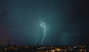 O mês de janeiro de 2022 foi o período com o maior número de descargas atmosféricas, registrando 14.702