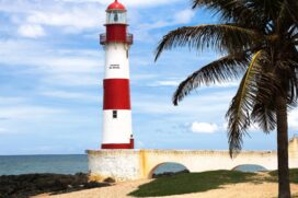 Farol de Itapuã, Salvador. Localizada na Cidade Baixa, o Farol dá nome à praia que o circunda, lembrada na música "Tarde em Itapoã", de Vinícius e Toquinho, e não é para menos. Coqueiros e a brisa suave atraem turistas e moradores da cidade. Por ser banha