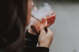 Uma das principais recomendações para a pessoa deixar de fumar é a promoção de uma mudança de hábitos, porque existe todo um cenário externo que facilita o hábito de fumar