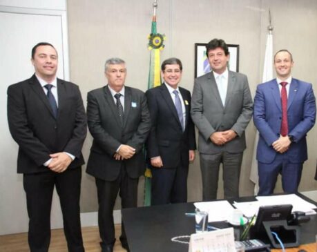 Prefeito de Porto Feliz, Dr. Cássio Prado, ao lado de autoridades em reunião realizada em junho deste ano em Brasília