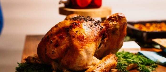 Substituir o chester, tradicional ave do período natalino, pelo frango de padaria, parece ser uma ótima saída para economizar