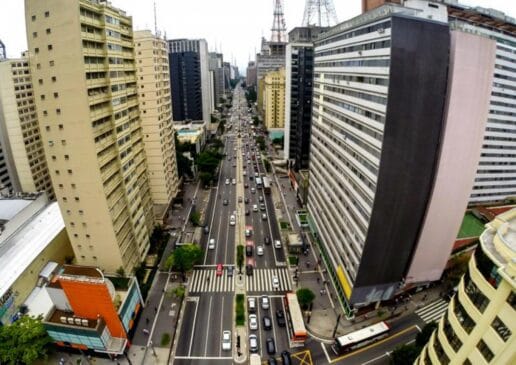 Segundo o CGE da Prefeitura, o dia segue nublado, com chuvas de intensidade fraca a moderada
