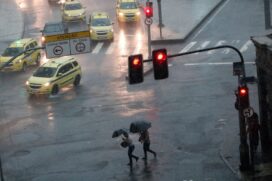 Uma forte chuva fez o Rio de Janeiro entrar em estado de atenção nesta segunda (23)