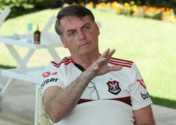 Segundo relatos não oficiais, a queda teria se dado em um dos banheiros do palácio