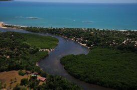 Praia de Caraíva, Bahia. É um vilarejo de Porto Seguro, e com quase mil habitantes, é praticamente intocado. O acesso é feito via barco. Não tem carros nem motos, o transporte é todo a pé ou, no máximo, por carroças. É bom reservar os hotéis bem antes, já