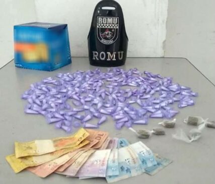 Policiais aprenderam 307 porções de cocaína e seis de maconha; também foi apreendido uma quantia de R$ 80 em dinheiro