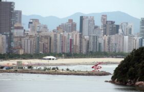 Praia do José Menino, em Santos ; nesta quarta e a quinta-feira haverá sol forte intercalado com períodos de céu nublado