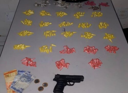 Foram apreendidos com o suspeito mais de 250 porções de drogas, entre cocaína e maconha