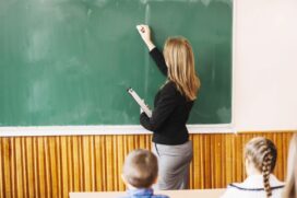 Professora na sala de aula