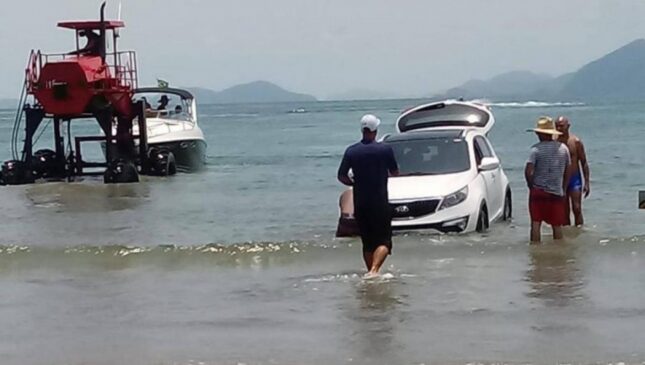 O carro foi filmado e fotografado por dezenas de pessoas e acabou virando atração turística por cerca de duas horas.