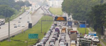 Nas rodovias Anchieta e Imigrantes, principal acesso à Baixada Santista, a estimativa é que cerca de 1,1 milhão de veículos desçam a serra