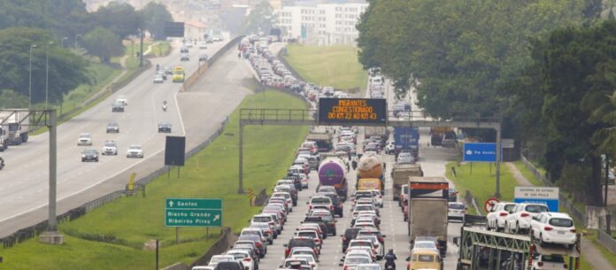 Nas rodovias Anchieta e Imigrantes, principal acesso à Baixada Santista, a estimativa é que cerca de 1,1 milhão de veículos desçam a serra