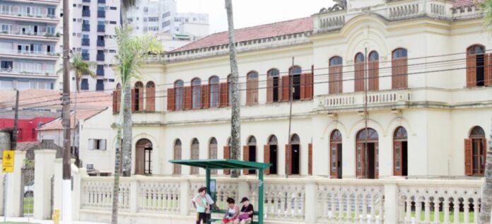 Prefeitura de Santos, na Baixada Santista, não descarta a possibilidade de retirar o ponto de ônibus após diálogo com órgãos