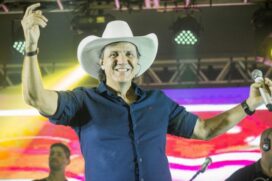 Juliano despontou há três décadas com a canção "Não Aprendi Dizer Adeus", depois gravada por Leandro e Leonardo