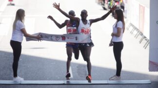 Kibiwott Kandie e Jacob Kiplimo cruzaram a faixa com os corpos quase colados um ao outro