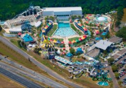 O parque aquático WetENTITY_apos_ENTITYnENTITY_apos_ENTITYWild, em Itupeva, conta com 25 atrações, e muitas delas são voltadas para crianças