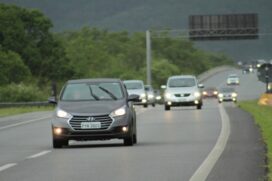 A rodovia dos Imigrantes, que liga São Paulo à Praia Grande, há lentidão por excesso de veículos no sentido litoral