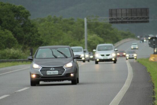 A rodovia dos Imigrantes, que liga São Paulo à Praia Grande, há lentidão por excesso de veículos no sentido litoral