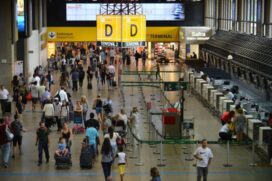 Segundo a GRU Airport, os paramédicos do aeroporto foram chamados e a jovem recebeu atendimento imediato