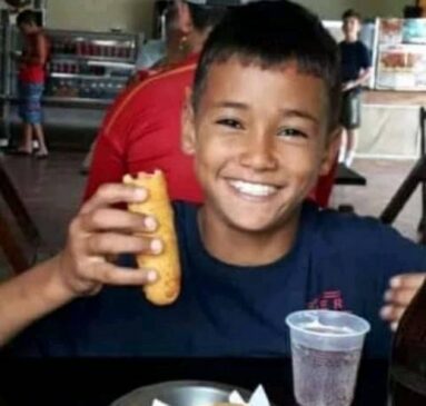 A vítima, Tauã Vitor Custódio, brincava na casa, no bairro Bom Pastor, quando o irmão mais novo achou a arma do pai e fez o disparo