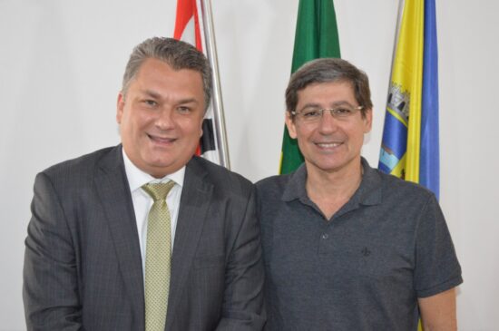 Gerente regional da CDHU, Eric Rodrigues Vieira, durante reunião com o prefeito Dr. Cássio Prado
