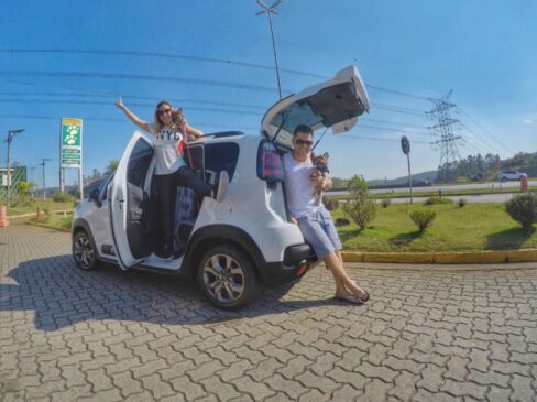 A empresária Patrícia Camargo, o marido Mateus Ferreira, e os yorkshires Armandinho e Nina, do blog "Eu, Você e os Pets" sempre viajam juntos de carro ou avião