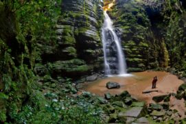 Buraco do Padre. Era lá que os padres jesuítas se recolhiam para meditar e realizar práticas religiosas, sem interferência externa - além do belo contato com a natureza. É uma das furnas (como são chamadas as grutas) do Parque Nacional dos Campos Gerais.