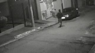 Câmeras de monitoramento gravaram o instante em que a vítima caminhava no meio da rua com o filho do casal