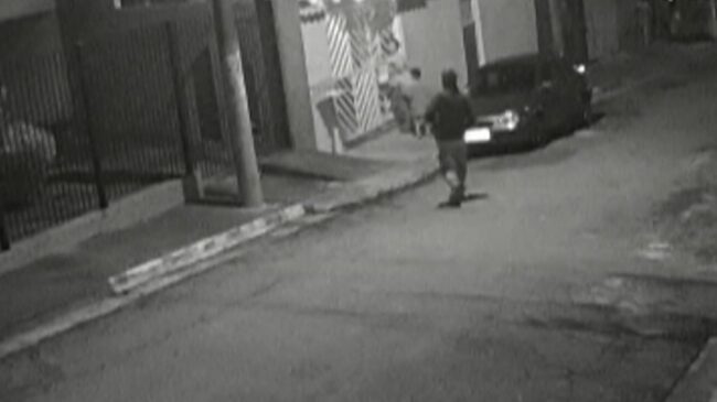 Câmeras de monitoramento gravaram o instante em que a vítima caminhava no meio da rua com o filho do casal