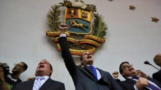 O líder opositor venezuelano foi expulso da Assembleia sob bombas de gás lacrimogêneo